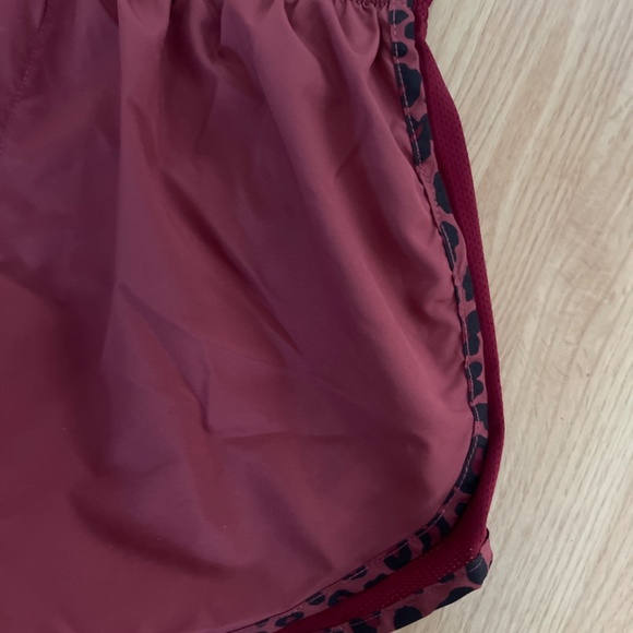 Women’s Nike Dri-Fit Burgundy w/ Cheetah Print Athletic Shorts Size Small - Picture 6 of 7